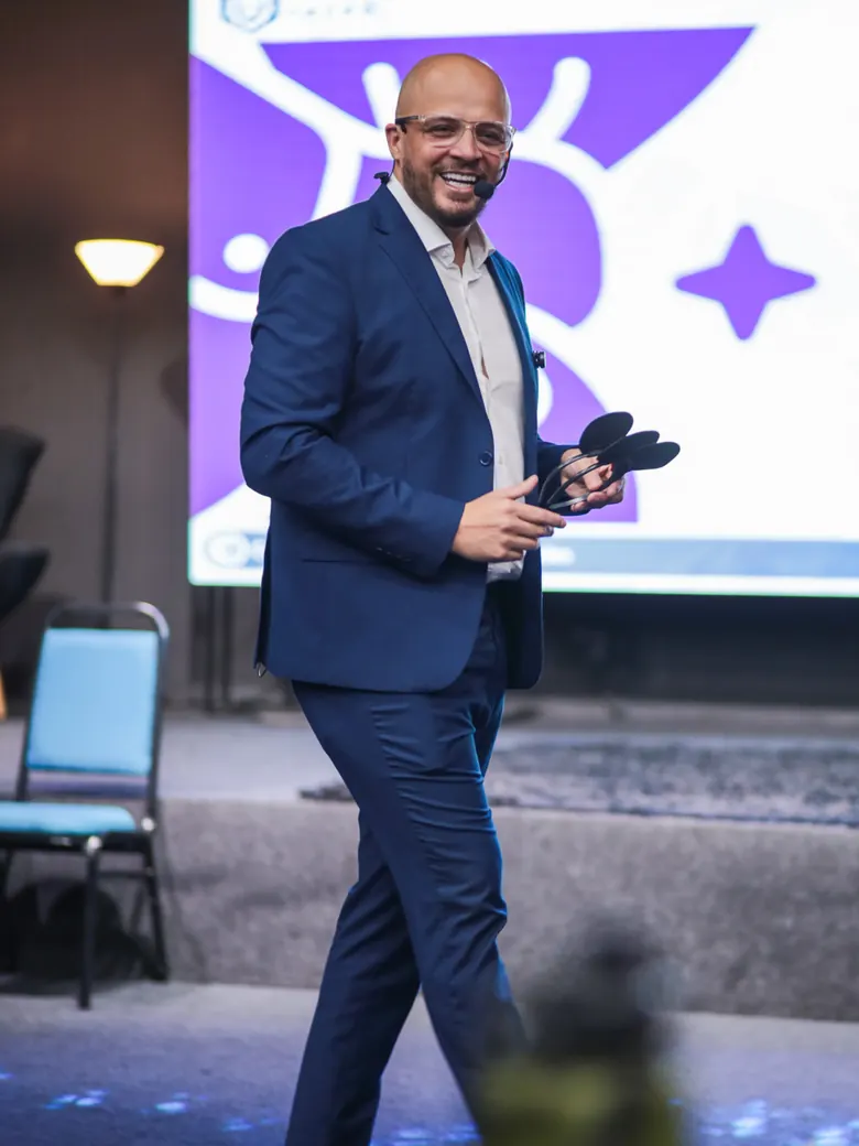 Adriano Santiago, criador do Método CODNA, em apresentação